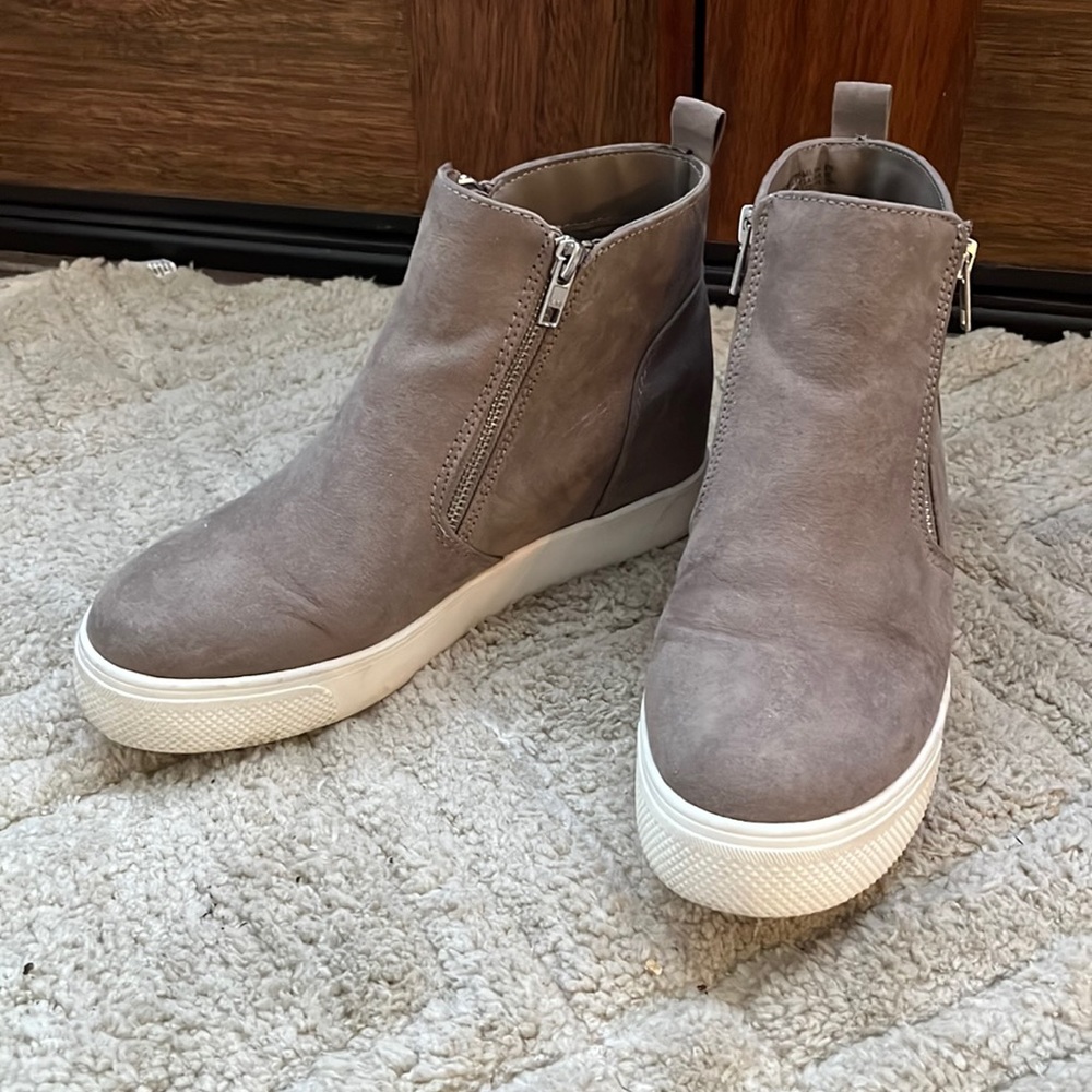 Wedge tennis shoes